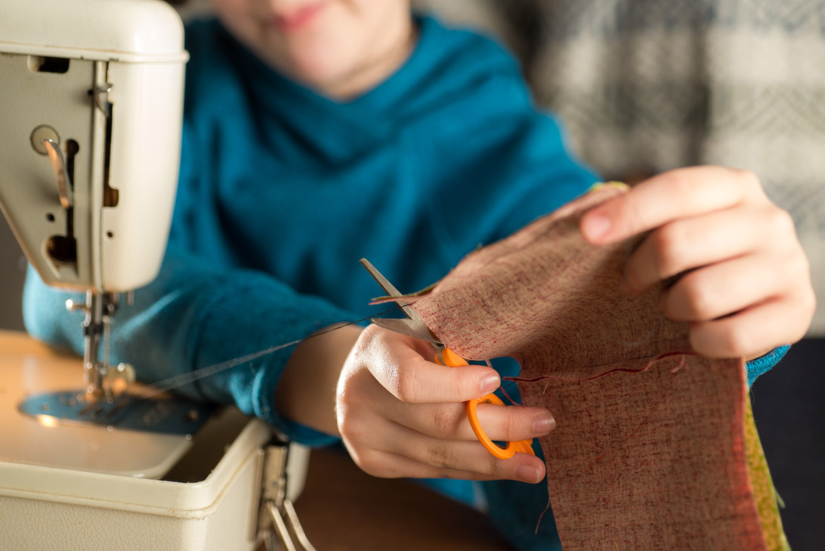 Snipping the thread after sewing a row